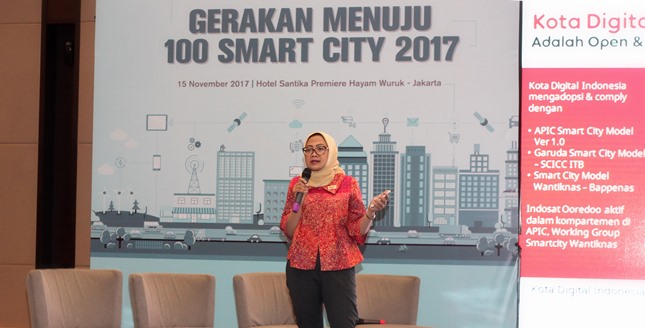 Director & Chief Wholesale Enterprise Officer Indosat Ooredoo, Herfini Haryono, mempresentasikan bagaimana penerapan teknologi acara Closing dan Awarding Gerakan Menuju 100 Smart City 15/11/2017)