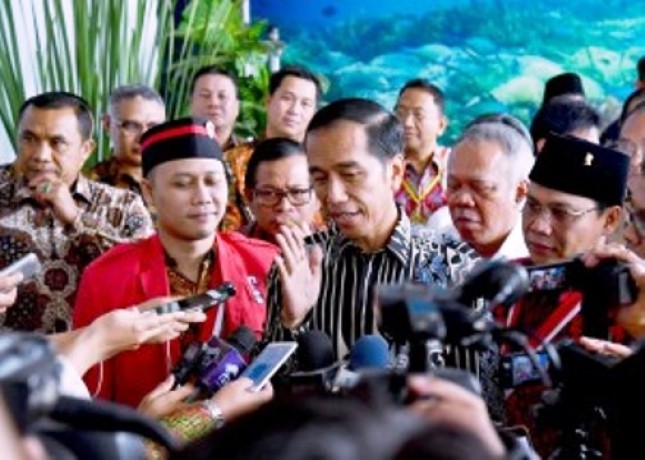 Presiden Jokowi memberikan keterangan kepada pers usai membuka kongres ke-20 GMNI di Manado, Sulawesi Utara, Rabu (15/11) siang. (Foto: BPMI)