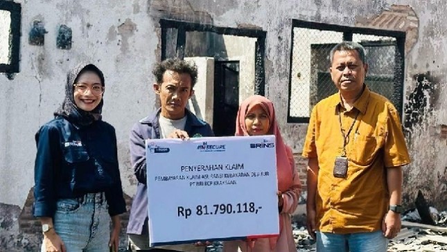 Penyerahan bantuan debitur yang terdampak kebakaran