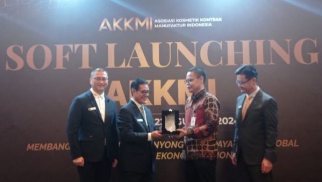 Kika: Pendiri AKKMI Ho Kim Fai, Ketua Dewan Pembina AKKMI Halim Nababan, Deputi BPOM Muhammad Kashuri, dan pendiri dan pembina AKKMI MinKyoung Cheong