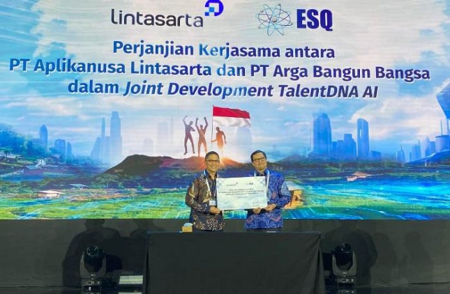 Dirut Lintasarta, Bayu Hanantasena dan Direktur PT Arga Bangun Bangsa (ESQ), Luki Alamsyah A menandatangani MoU dengan ESQ untuk bersama-sama mengembangkan serta menyediakan layanan TalentDNA AI, di Hotel Kempinski Jakarta (21/8/2024).