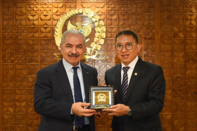 Ketua BKSAP DPR RI Fadli Zon saat menerima kunjungan kehormatan Mantan Perdana Menteri Palestina Mohammad Shtayyeh dan Duta Besar Palestina Zuhair Al-Shun di Senayan. Foto: Runi/vel