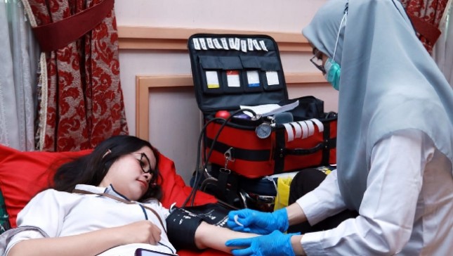 Pegawai ASABRI mendonorkan darahnya