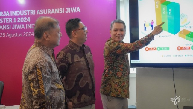 Ketua Umum AAJI Budi Tampubolon beserta pengurus lainnya saat paparan kinerja semester I 2024