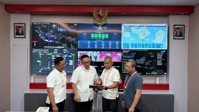 SVP Corporate Communication & Investor Relation Telkom Ahmad Reza (kedua dari kiri), EVP Teritorry III Telkom Infrastruktur Indonesia (TIF) Gaeanri Situmorang (kedua dari kanan), GM Witel Bali Ismono Adi Jatmiko (paling kanan)