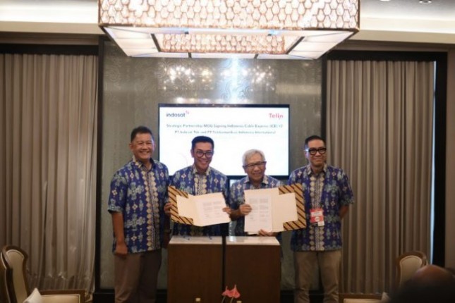 Direktur Wholesale & International Service Telkom Bogi Witjaksono (Paling Kiri), Direktur Utama Telin Budi Satria Dharma Purba (Kedua dari Kiri), Director & Chief Business Officer Indosat Ooredoo Hutchison Muhammad Buldansyah (Kedua dari Kanan), dan SVP Head of Wholesale and Carrier Account Indosat Nicholas Soo