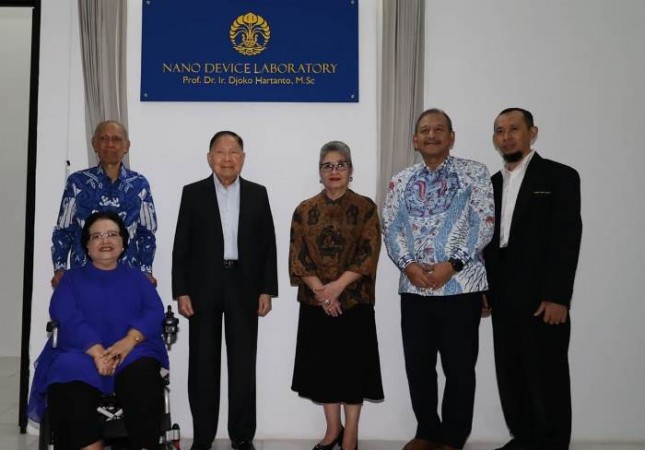 Prof. Dr. Ir. Djoko Hartanto, M.Sc Nano Device Laboratory resmi dibuka di UI.