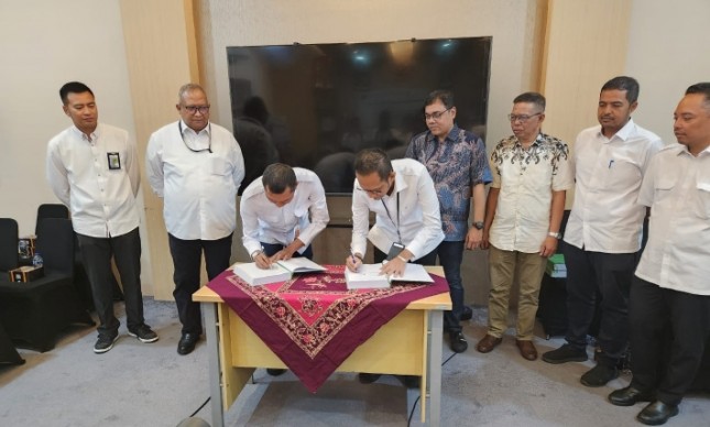 Hutama Karya lakukan penandatanganan kontrak proyek pengembangan Sungai Wulan dan konservasi pantai Candidasa