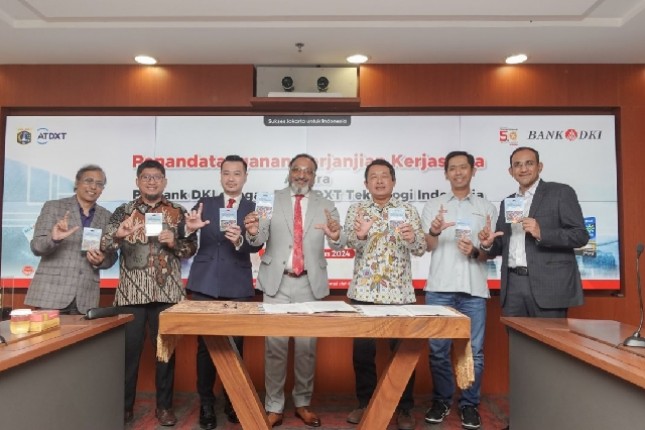 Direktur Teknologi & Operasional Bank DKI, Amirul Wicaksono (Tiga dari kanan) mewakili Bank DKI dalam penandatanganan Perjanjian Kerja Sama dalam optimalisasi penjualan JakCard, beberapa waktu yang lalu.