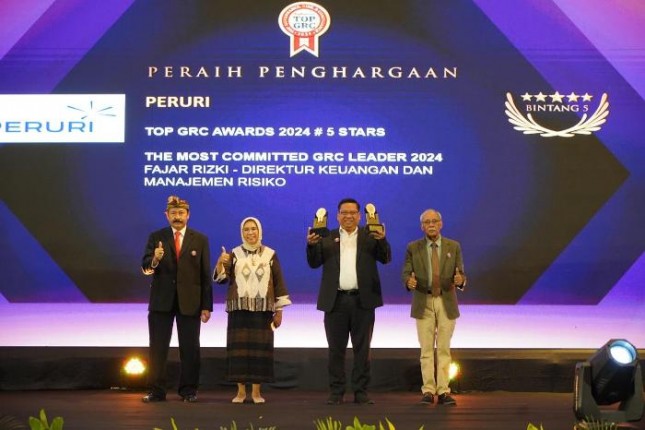 Direktur Keuangan dan Manajemen Risiko PERURI, Fajar Rizki mewakili PERURI menerima 2 penghargaan Top GRC (Governance, Risk, and Compliance) Award 2024.