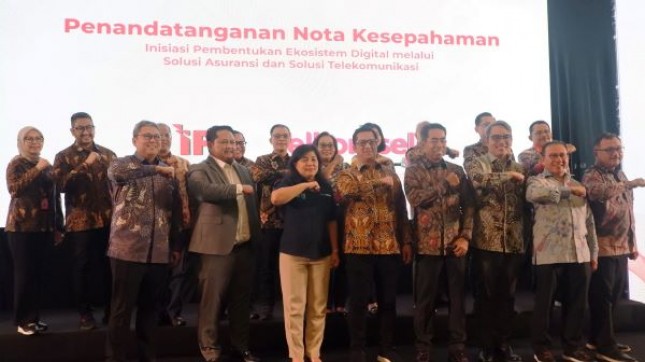Direktur Bisnis Indonsia Financial Group (IFG) Pantro P. Silitonga (kedua kiri) bersama Direktur Sales Telkomsel Adiwinahyu Basuki Sigit (kedua kanan) disaksikan Asisten Deputi Bidang Jasa Asuransi dan Dana Pensiun Kementerian BUMN Hendrika Nora Osloi Sinaga, dan Direktur Pengembangan Bisnis Jasindo Diwe Novara, memperlihatkan naskah kerjasama, di Jakarta, Selasa (10/9/2024). Kerjasama antara IFG dan Telkomsel ini untuk mengekplorasi potensi peningkatan inklusi keuangan dan pemanfaatan teknologi digital