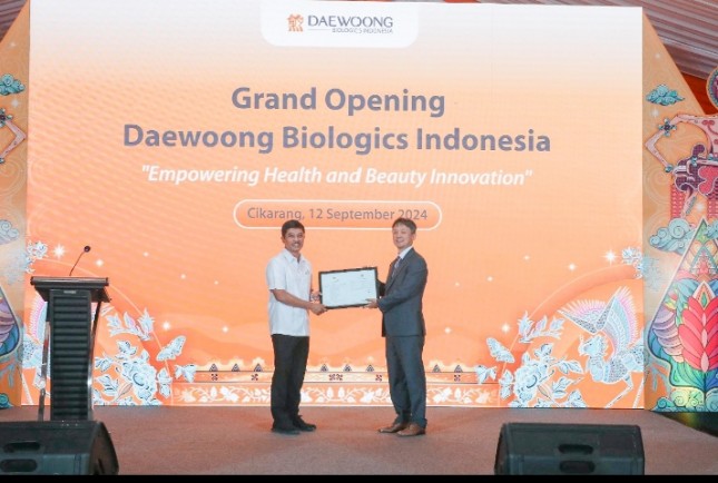 Penyerahan sertifikasi Lab Operational Licence (LOL) dari Kemenkes pada acara peresmian Pabrik Sel Punca Daewoong