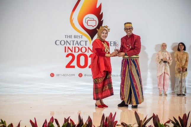 SVP Customer Care BSI Dwi Hesti Mulyaningrum (kiri) menerima The Best Contact Center Indonesia Award 2024. Tahun ini BSI meraih 16 penghargaan BSI Call 14040. Penghargaan diterima di Jakarta