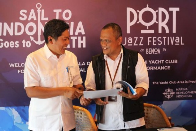 Direktur Utama PT Pelindo Solusi Logistik (SPSL) Joko Noerhudha (kiri) dan Wakil Ketua Panitia Sail to Indonesia Goes to BMTH Wiluyo Karyanto (kanan) pada konferensi pers Sail to Indonesia Goes to BMTH di Jakarta, Senin (23/9).