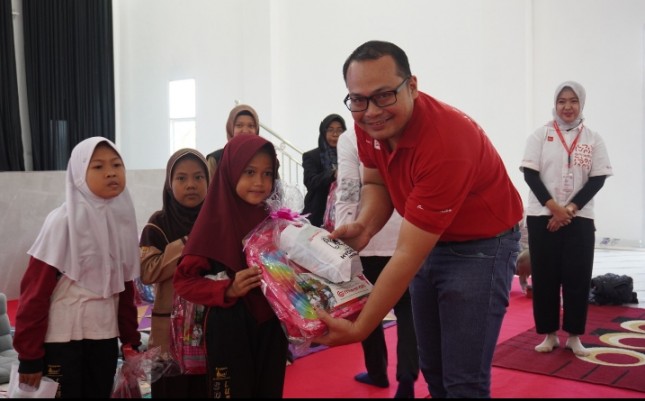 Dompet Dhuafa bersama Matahari Department Store menyalurkan bantuan 100 paket school kit dan hygiene kit untuk siswa-siswi sekolah dasar di Lubuk Linggau, Sumatra Selatan