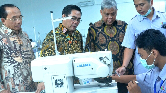 Sekjen Kemenperin Haris Munandar mewakili Menteri Perindustrian pada acara Peresmian Gedung dan Wisuda Lulusan Angkatan Pertama Akademi Komunitas Industri Tekstil dan Produk Tekstil Solo