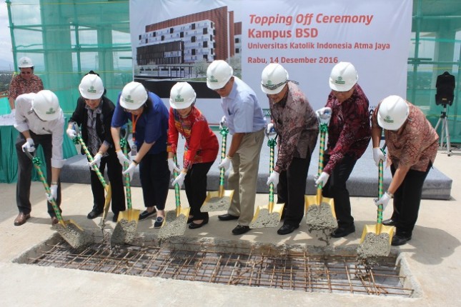 Managing Director President Office Sinar Mas Land, Dhony Rahajoe bersama dengan Civitas Akademik Unika Atma Jaya meresmikan gedung kampus baru Unika Atma Jaya yang berlokasi di BSD City