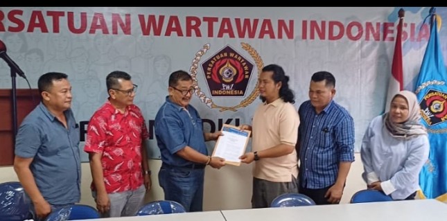 PWI Jaya resmi serahkan SK Kelompok Kerja (Pokja) Persatuan Wartawan Indonesia (PWI) untuk ruang lingkup Walikota Jakarta Timur