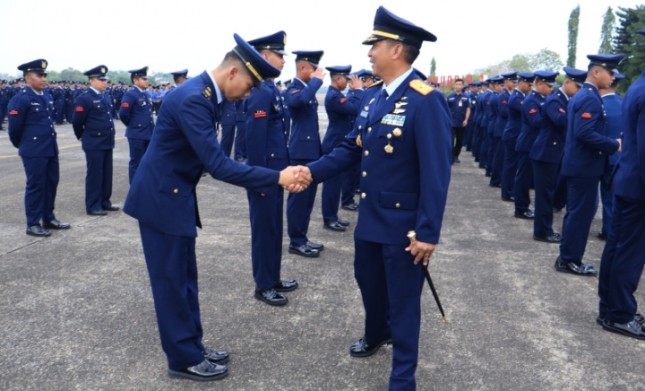 Sebanyak 94 personel Lanud Sultan Hasanuddin resmi menerima kenaikan pangkat satu tingkat lebih tinggi