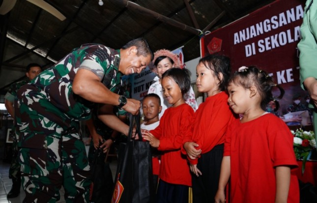 Asisten Teritorial Panglima TNI Mayjen TNI Novy Helmy Prasetya, S.I.P., M.I.P. bersama Wakil Asisten Teritorial Panglima TNI Brigjen TNI (Mar) Bambang Hadi Suseno, S.E., M.M. melaksanakan kunjungan ke Sekolah Darurat Kartini sebagai wujud kepedulian TNI terhadap dunia pendidikan