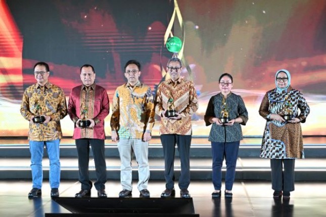 Direktur Operasi SIG, Reni Wulandari (paling kanan) bersama perwakilan perusahaan penerima penghargaan Predikat Terbaik Pengelolaan Lingkungan Hidup Pertambangan Mineral dan Batubara pada ajang Good Mining Practice Award 2024 di Hotel Bidakara, Jakarta, pada Rabu (25/9/2024).