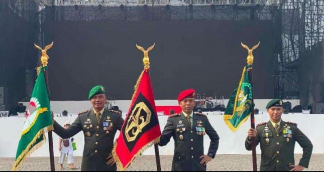Presiden Jokowi anugerahkan Tanda Kehormatan Samkarya Nugraha kepada Kodim 1714 / Puncak Jaya pada peringatan Pucak HUT TNI ke-79 di Silang Monas, Jakarta.