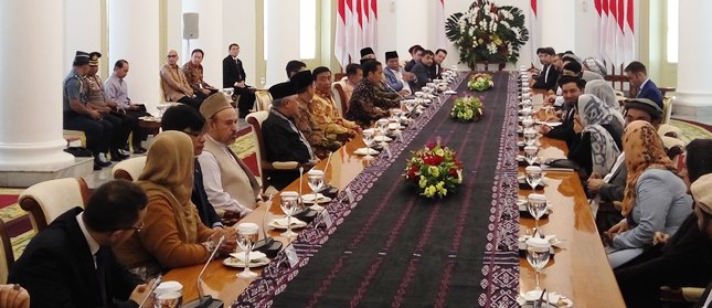Presiden Jokowi saat bertemu dengan High Peace Council Islamic Republic of Afghanistan, di Istana Kepresidenan Bogor, Jawa Barat, Selasa (21/11). (Foto: Humas/Oji)