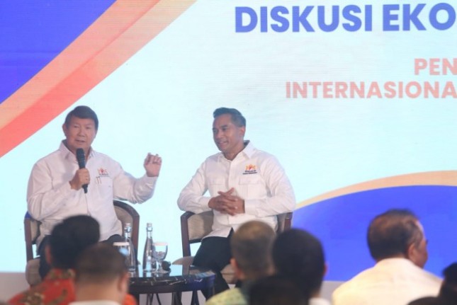 Dewan Penasehat KADIN Hasim Jojo Hadikusumo bersama Ketua Umum KADIN Anindya Bakrie