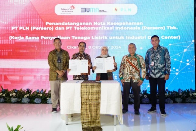 (Kiri ke Kanan) Direktur Wholesale and International Service Telkom Bogi Witjaksono, Direktur Group Business Development Telkom Honesti Basyir, Direktur Retail dan Niaga PLN Edi Srimulyanti, EVP Penjualan dan Pelayanan Pelanggan Enterprise PLN Nayusrizal, dan CEO NeutraDC Andreuw Th.A.F pada acara penandatanganan nota kesepahaman antara PT Telkom Indonesia (Persero) dan PT PLN (Persero) untuk Kerja Sama Penyediaan Tenaga Listrik untuk Industri Data Center