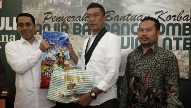 Presidium KAHMI memberikan bantuan secara simbolis untuk koran banjir bandang di Lombok Timur