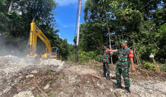 Kegiatan TMMD Raja Ampat membangun jalan di Desa Saporkren Distrik Waigeo Selatan