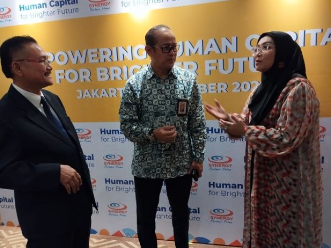 Berbincang-bincang di tengah-tengah acara Human Capital Outlook 2025. Kanan-kiri: Dr. Batara M Simatupang, Direktur Program Pascasarjana MM, Indonesia Banking School (IBS), Dr. Dian Ediana Rae, Anggota Dewan Komisioner OJK dan CEO Synergy Partner Prima, Revie Fayanti, di Hotel Whyndham Casablanca Jakarta, Kamis (17/10/ 2023).
