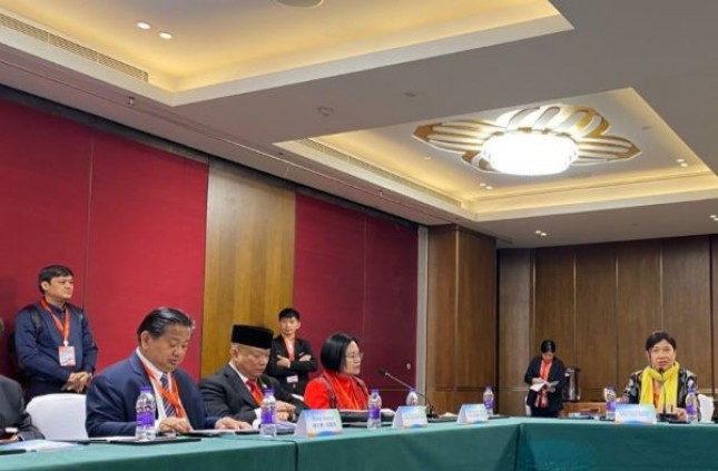 Dua pembicara dari Indonesia dalam The Second Session of The 2024 United Cities and Local Government Asia Pacific (UCLG ASPAC) Execuvitve Bureau and The 2024 Council Meetings, Zhengzhou, China, 21 - 25 Oktober 2024. Mereka adalah AM Putut Prabantoro - Taprof Bid. Ideologi, Lemhannas RI (batik biru) dan Ichwan Peryana - Direktur Finansial Integrasi Technologi (berkacamata).