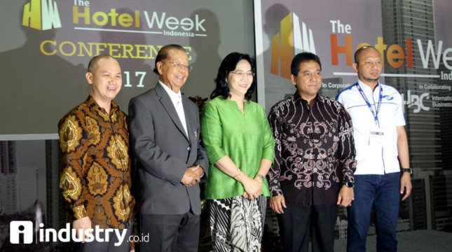 Dirjen IKM Kemenperin Gati Wibawaningsih (tengah). ketum PHRI Haryadi Sukamdani dan Ketua Umum APJII Jamalul Izza saat membuka events The Hotel Week Indonesia . (Rino/INDUSTRY)