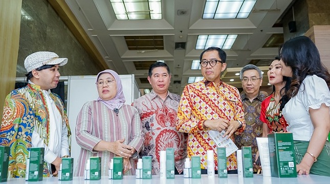 Wamenperin Faisol Riza bersama Dirjen IKMA Kemenperin Renk Yanita seusai pembukaan gelaran Cosmetic Day
