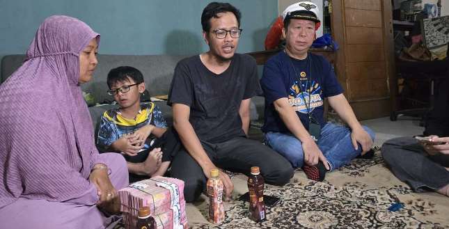 Mr Ichitan (kanan) mendatangi kediaman Dimas Fajri Adha, pemenang Mendadak Jutawan 3 yang berhak mendapatkan uang tunia Rp300 juta.