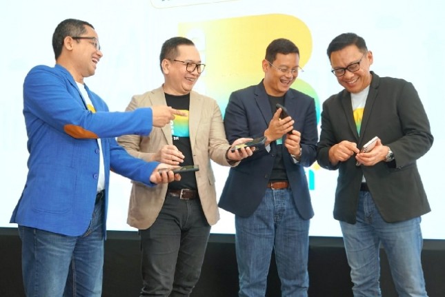 SEVP Digital Banking PT Bank Syariah Indonesia tbk (BSI) Saut Parulian Saragih (tiga dari kiri) menunjukkan BYOND by BSI didampingi Corporate Secretary BSI Wisnu Sunandar (paling kiri), SVP Digital Banking Retail BSI Riko Wardhana (dua dari kiri) dan SVP Marketing Communication BSI Kemas Erwan Husainy (paling kanan)