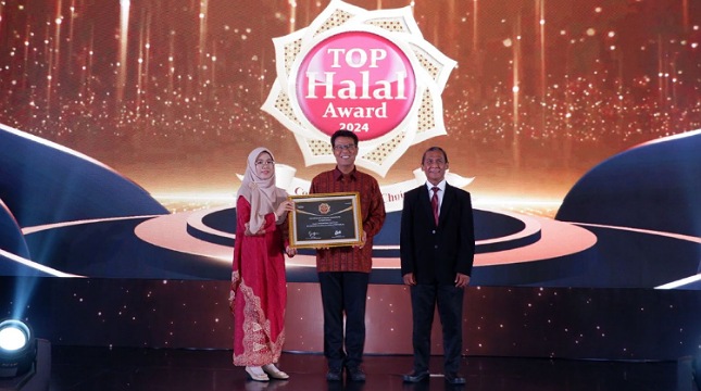 Ketua Sekretariat Halal Grup Indofood, Agus Suprapta saat menerima penghargaan Global Halal Brand 2024