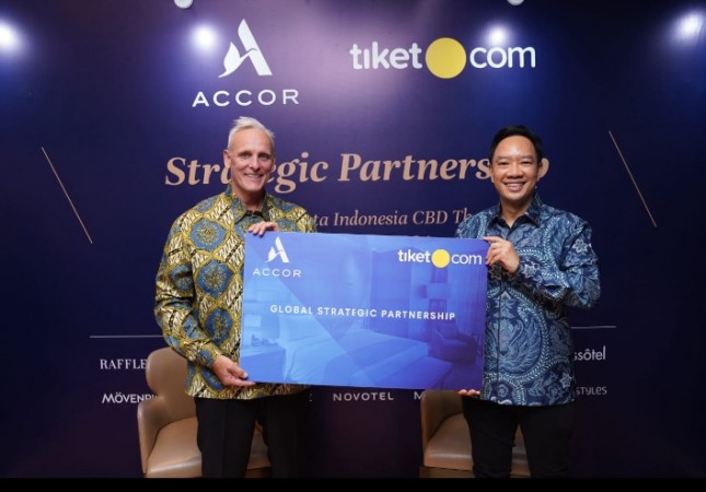 Kiri ke kanan: Garth Simmons, Chief Operating Officer of Accor’s Premium, Midscale, and Economy Division in Asia dan George Hendrata, CEO tiket.com