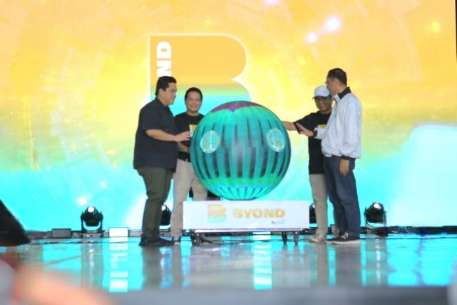 (Kiri-kanan) SuperApp BYOND by BSI diluncurkan secara resmi oleh Menteri BUMN Erick Thohir (paling kiri), Direktur Utama BSI Hery Gunardi (dua dari kiri), Komisaris Utama BSI Muliaman D. Hadad (tiga dari kiri) dan Kepala Eksekutif Pengawas Perbankan OJK Dian Ediana Rae (paling kanan)
