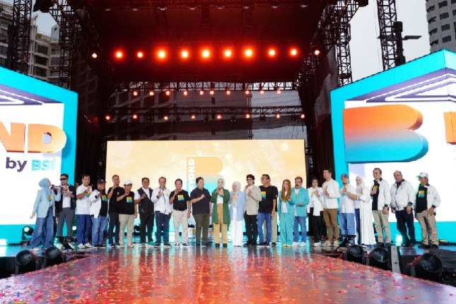 Direktur Utama PT Bank Syariah Indonesia Tbk (BSI) Hery Gunardi bersama Menteri BUMN Erick Thohir dan sejumlah line-up musisi papan atas Indonesia mulai dari Atta Halilintar Aurel Hermansyah, Tulus, Putri Ariani, Rizky Febrian, Inul Daratista, Titi Kamal Christian Sugiono hingga NDX A.K.A menghentak panggung BYOND by BSI Launching di Parkir Timur Senayan Jakarta