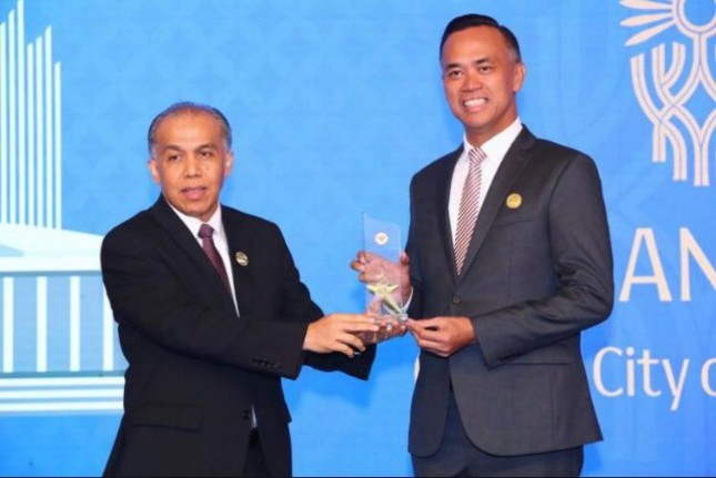 BRI saat menerima penghargaan