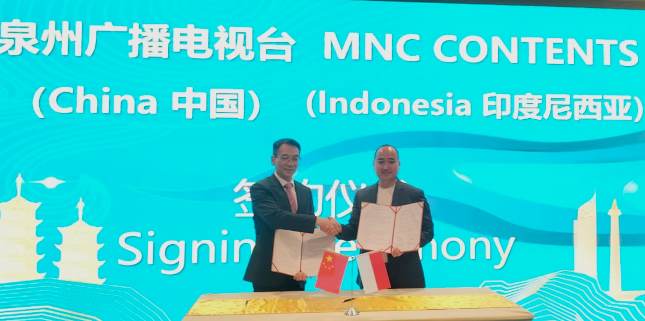 The Director of Quanzhou Broadcasting and Television Station Yang Xudong (kiri) dan Head of Sales MNC Contents & Licensing Redo Doron (kanan) menandatangani Kerja sama Pekan TV Fujian (Quanzhou) Indonesia-Filipina-China 2024 di Jakarta, Kamis (14/11/2024).