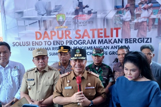 Pj Bupati Sumedang, Sekda Jabar Herman Suryatman dan Pendiri Technolife Evi Lusviana saat penjelasan uji coba makanan bergizi gratis