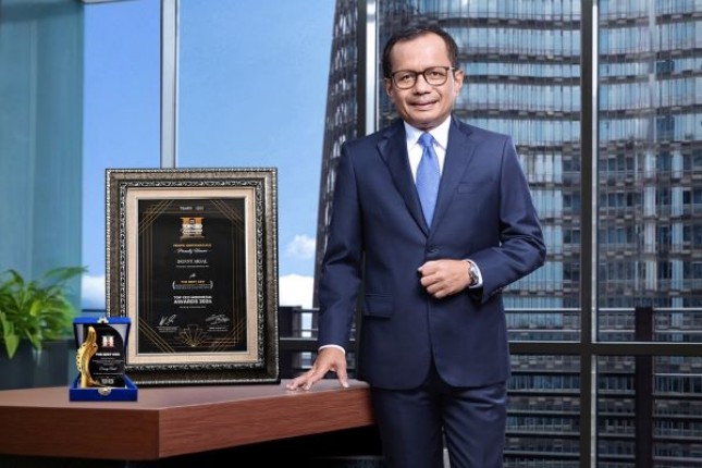 Direktur Utama PT Semen Indonesia (Persero) Tbk (SIG), Donny Arsal meraih penghargaan The Best CEO: Strong Commitment in Utilisation of Alternative Fuel as Coal Alternative pada ajang Top CEO Indonesia Awards 2024