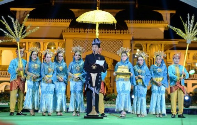 Presiden Jokowi saat saat menghadiri Peresmian Pembukaan Festival Keraton Nusantara XI di Istana Maimun, Kota Medan (26/11). (Foto: BPMI).