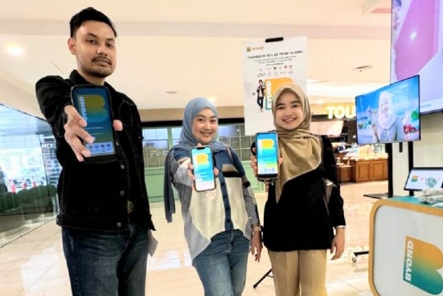 Pengunjung sedang mengunjungi salah satu booth BSI di salah satu Mall di Jakarta dan antusias mendownload SuperApp BYOND by BSI.