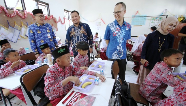 Frisian Flag Indonesia Dukung Kesehatan Anak Lewat Program Makan Bergizi di Bekasi
