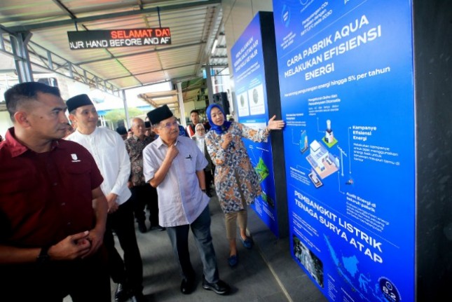 Ketua Dewan Masjid Indonesia Muhammad Jusuf Kalla saat tinjau Pabrik Aqua di Sukabumi