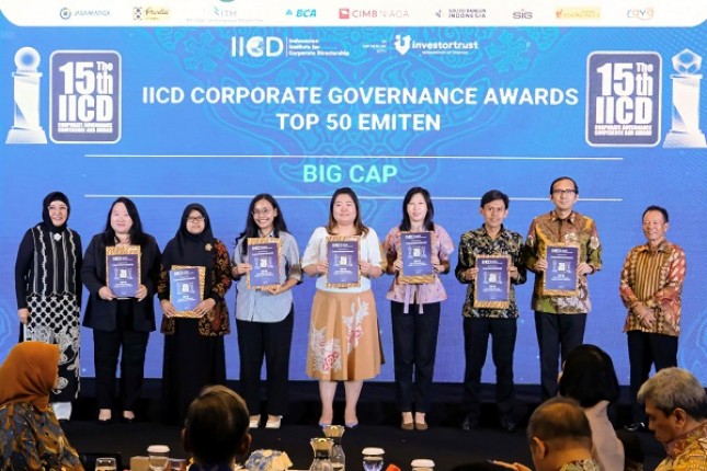 Chief of Risk, Strategy & Sustainability SIG, Antonius Ardian Bermana (kedua kanan) bersama perwakilan perusahaan penerima penghargaan Top 50 Emiten dengan Kapitalisasi Pasar Terbesar (BigCap PLCs) pada ajang The 15th IICD Corporate Governance Conference and Award 2024 yang diselenggarakan di Ballroom Pullman Hotel, Jakarta, pada Senin (25/11/2024). 